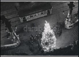 cca 1933 Budapest, az Erzsébet híd budai hídfőjénél karácsonyfa és egy villamos, 1 db modern nagyítás, jelzés nélkül, 15x21 cm