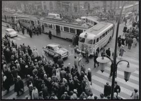 cca 1970 Budapest, villamos és troli találkája, 1 db modern nagyítás, jelzés nélkül, 15x21 cm
