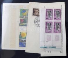 Lindner gyűrűs borító, benne 18 OMNIA fekete kétoldalas műanyag berakólap: 8 db ívnek, 10 db 6-os, 8-as osztású. Benne néhány száz régebbi osztrák bélyeg ívdarabokban, kevés egyéb külföldi