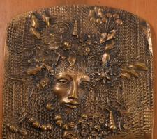 Rácz Edit (1936-): Fantáziajelenetes bronz plakett Juhász Ferenc verssoraival, fa lapon, jelzett, 24...