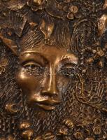 Rácz Edit (1936-): Fantáziajelenetes bronz plakett Juhász Ferenc verssoraival, fa lapon, jelzett, 24...