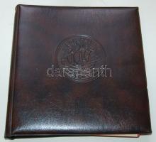 Gyűrűs éremtartó album, 15db lappal,elválasztólapokkal, 568 db klf méretű érméhez, használt, jó állapotban, szép műbőr kötésben.