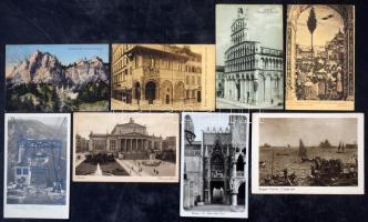 Legalább 400 db régi európai városképes és múzeumi ( reprodukciók,szobrok, stb.) képeslap főleg Olaszországból, hozzá kisméretű sorozatok