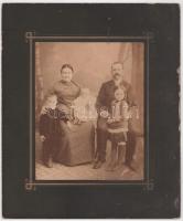 cca 1890 Családi fotó, kartonra kasírozott fotó Kádas Károly esztergomi műterméből, kissé sérült, 18,5x15 cm, karton: 29,5x24,5 cm