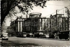Budapest V. Tanács körút (Károly körút) és Rákóczi út (Astoria), villamos, autóbusz, automobilok. Czeizing Lajos felvétele. Képzőművészeti Alap Kiadóvállalat (EB)