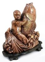 Halat lovagló ember Faragott zsírkő szobor, fa talpon. 16x17 cm