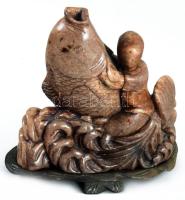 Halat lovagló ember Faragott zsírkő szobor, fa talpon. 16x17 cm