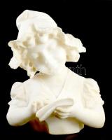 Ismeretlen szobrász: Olvasó lány. cca 20. sz. első fele, alabástrom, vagy alabástrom massza, felületi sérülésekkel, m: 33 cm /// KIZÁRÓLAG SZEMÉLYES ÁTVÉTEL, NEM POSTÁZZUK! / ONLY PERSONAL COLLECTION AT OUR OFFICE!