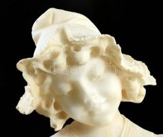 Ismeretlen szobrász: Olvasó lány. cca 20. sz. első fele, alabástrom, vagy alabástrom massza, felület...