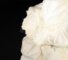 Ismeretlen szobrász: Olvasó lány. cca 20. sz. első fele, alabástrom, vagy alabástrom massza, felület...