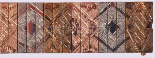 Rozéarany, fehérarany és sárga arany (Au) karlánc. Jelzett, hivataljel, 1966-1998 közötti fémjel, me...