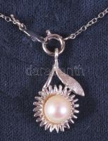 Fehérarany (Au) nyaklánc gyöngy ékítéses medállal, jelzett a láncon, bruttó 1,68g, díszdobozban.