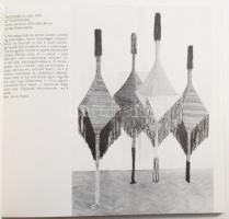 Frank János: Az eleven textil. Új magyar textilművészet - térbeliség - tárgyak. Bp., (1980), Corvina...