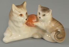 Kicsinyével játszó macska porcelán dísz, hibátlan, 12x7 cm