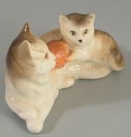 Kicsinyével játszó macska porcelán dísz, hibátlan, 12x7 cm