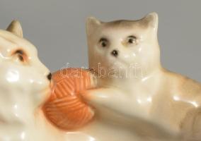 Kicsinyével játszó macska porcelán dísz, hibátlan, 12x7 cm