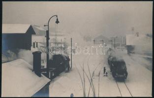 1934 Orphanidesz János (1876-1939): Mozdony hófúvásban, fotó hátoldalon feliratozva, 9×14 cm