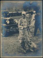 cca 1935 Orphanidesz János (1876-1939): Budapest, hölgy automobillal a háta mögött, jelzetlen fotó, sarokhibákkal, jelzés nélkül, 24×18 cm