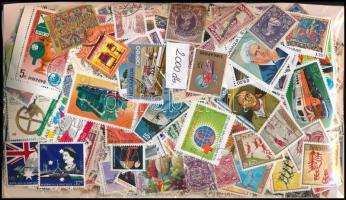 2.000 db vegyes külföldi bélyeg ömlesztve zacskóban