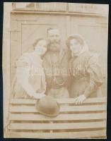 cca 1900 Czullik Ágost, a Liechtenstein hercegi kertek igazgatója és két lánya, Czullik Inez és Betti, fotó, körbevágva, 10,5x8 cm