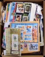 Több, mint 1 kg bélyegzés kivágás, legnagyobb részt modern francia bélyegek nagyon sok blokkal, kisívvel. Szorgos munkával komoly modern alapjait képezheti! Érdemes megnézni!