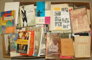 Nagy könyvtétel két banánosládában főként háború utáni könyvek, sok szépirodalom, jobb kiadásokkal legalább 100 db könyv