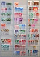 Magyar és külföldi bélyegek 16 lapos nagy könyvkötészeti berakóban. Érdekes vegyes anyag, benne az 1937-es Koronázás kiadásból 36 ország postatiszta sorai, sok ausztrál bélyeg, magyar bélyegek sorokkal, stb. Érdemes megnézni!