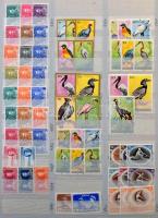 Magyar és külföldi bélyegek 16 lapos nagy könyvkötészeti berakóban. Érdekes vegyes anyag, benne az 1...