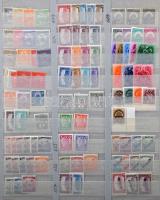 Magyar és külföldi bélyegek 16 lapos nagy könyvkötészeti berakóban. Érdekes vegyes anyag, benne az 1...