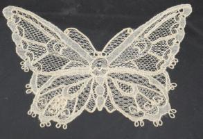 Lepke Halasi csipke, jelzett. üvegezett keretben. 12x9 cm, d: 18 cm