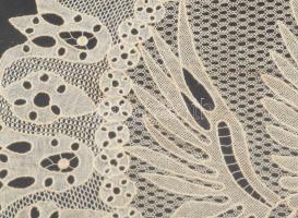 Turul. Nagy méretűHalasi csipke, 1935 előtti. üvegezett keretben. 32x26 cm