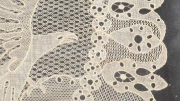 Turul. Nagy méretűHalasi csipke, 1935 előtti. üvegezett keretben. 32x26 cm