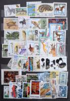 Amatőr gyűjtögetés az 1960-1980-as évekből, magyar és külföldi bélyegek A4 és 2 db közepes és 5 db k...