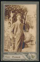 cca 1910 Férfi nyaralóhelyen készült portréja, keményhátú fotó, 10,5×6,5 cm