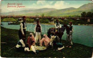 Bosanski cigani / Bosnische Zigeuner / bosnyák cigányok. W. L. Bp. 1910. No. 5. / Bosnian gypsy men (kopott sarkak / worn corners)
