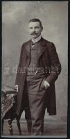 1913 Férfiportré, keményhátú fotó Glück József győri műterméből, vágott karton, 18×9 cm