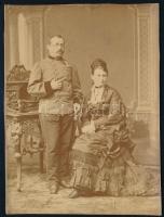 cca 1880 Katona feleségével, keményhátú fotó Strelisky budapesti műterméből, vágott karton, 13,5×10 cm