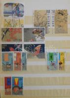 41 db közepes méretű berakó, bennük régi és modern magyar és külföldi bélyegek az egész világból. Ér...