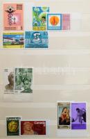 41 db közepes méretű berakó, bennük régi és modern magyar és külföldi bélyegek az egész világból. Ér...