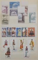 41 db közepes méretű berakó, bennük régi és modern magyar és külföldi bélyegek az egész világból. Ér...