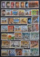 41 db közepes méretű berakó, bennük régi és modern magyar és külföldi bélyegek az egész világból. Ér...