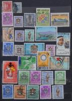 41 db közepes méretű berakó, bennük régi és modern magyar és külföldi bélyegek az egész világból. Ér...
