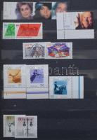 41 db közepes méretű berakó, bennük régi és modern magyar és külföldi bélyegek az egész világból. Ér...