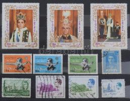 41 db közepes méretű berakó, bennük régi és modern magyar és külföldi bélyegek az egész világból. Ér...