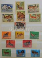 41 db közepes méretű berakó, bennük régi és modern magyar és külföldi bélyegek az egész világból. Ér...