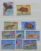 41 db közepes méretű berakó, bennük régi és modern magyar és külföldi bélyegek az egész világból. Ér...