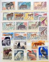 41 db közepes méretű berakó, bennük régi és modern magyar és külföldi bélyegek az egész világból. Ér...