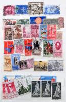 41 db közepes méretű berakó, bennük régi és modern magyar és külföldi bélyegek az egész világból. Ér...