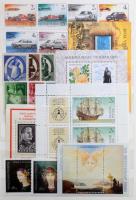 41 db közepes méretű berakó, bennük régi és modern magyar és külföldi bélyegek az egész világból. Ér...