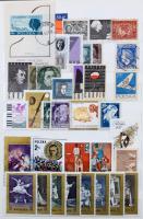 41 db közepes méretű berakó, bennük régi és modern magyar és külföldi bélyegek az egész világból. Ér...